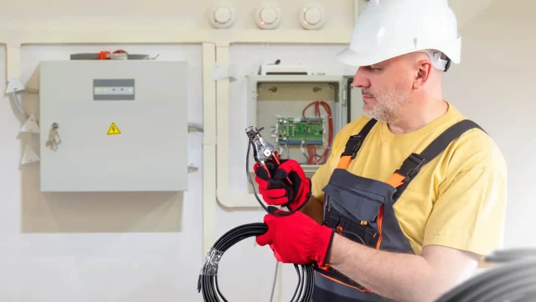 Elektryk: Obowiązki, Specjalizacje, Zarobki i Przyszłość Zawodu