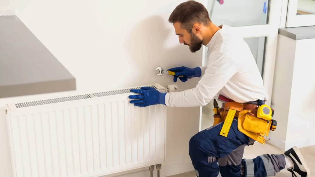 Jak odpowietrzyć grzejnik na ostatnim piętrze? Poradnik krok po kroku