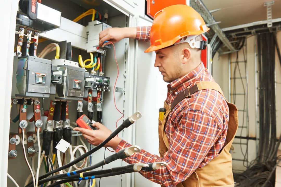 Ile zarabia elektryk? Stawki godzinowe 2024 (Etat vs. JDG)